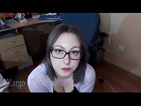 ❤️ Көз айнек тагынган сексуалдуу кыз Дилдону камерага терең соруп ❤️ Силиктөө видео боюнча бизде ❌❤